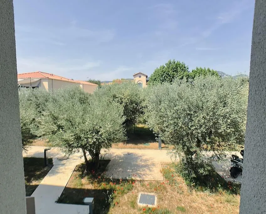 Appartement Type Industriel Dans Cadre Provencal Sanary-sur-Mer 0*,