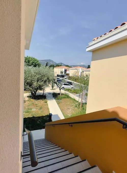 Appartement Type Industriel Dans Cadre Provencal Sanary-sur-Mer Apartment